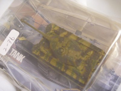 画像2: タカラトミー 1/144  ワールドタンクミュージアム02 ティーガーII重戦車(ヘンシェル砲塔)(迷彩) 箱無し　説明書なし