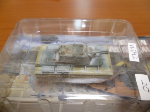 画像1: タカラトミー 1/144  ワールドタンクミュージアム02　KV-1A重戦車（冬季）　箱無し　説明書無し (1)