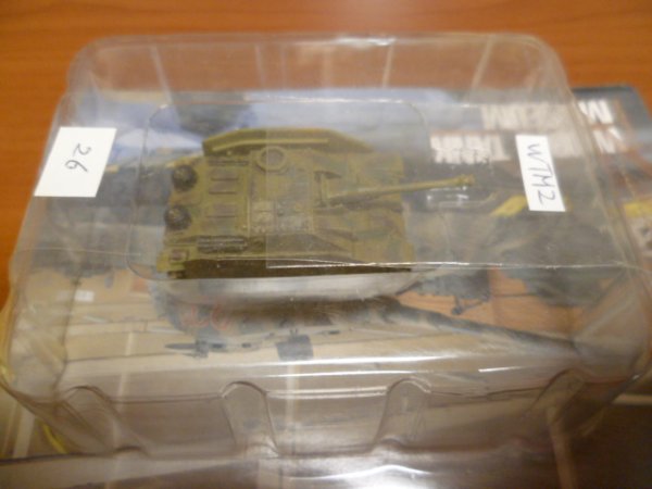 画像1: タカラトミー 1/144  ワールドタンクミュージアム02 III号突撃砲G後期型(迷彩) 箱無し　説明書なし (1)
